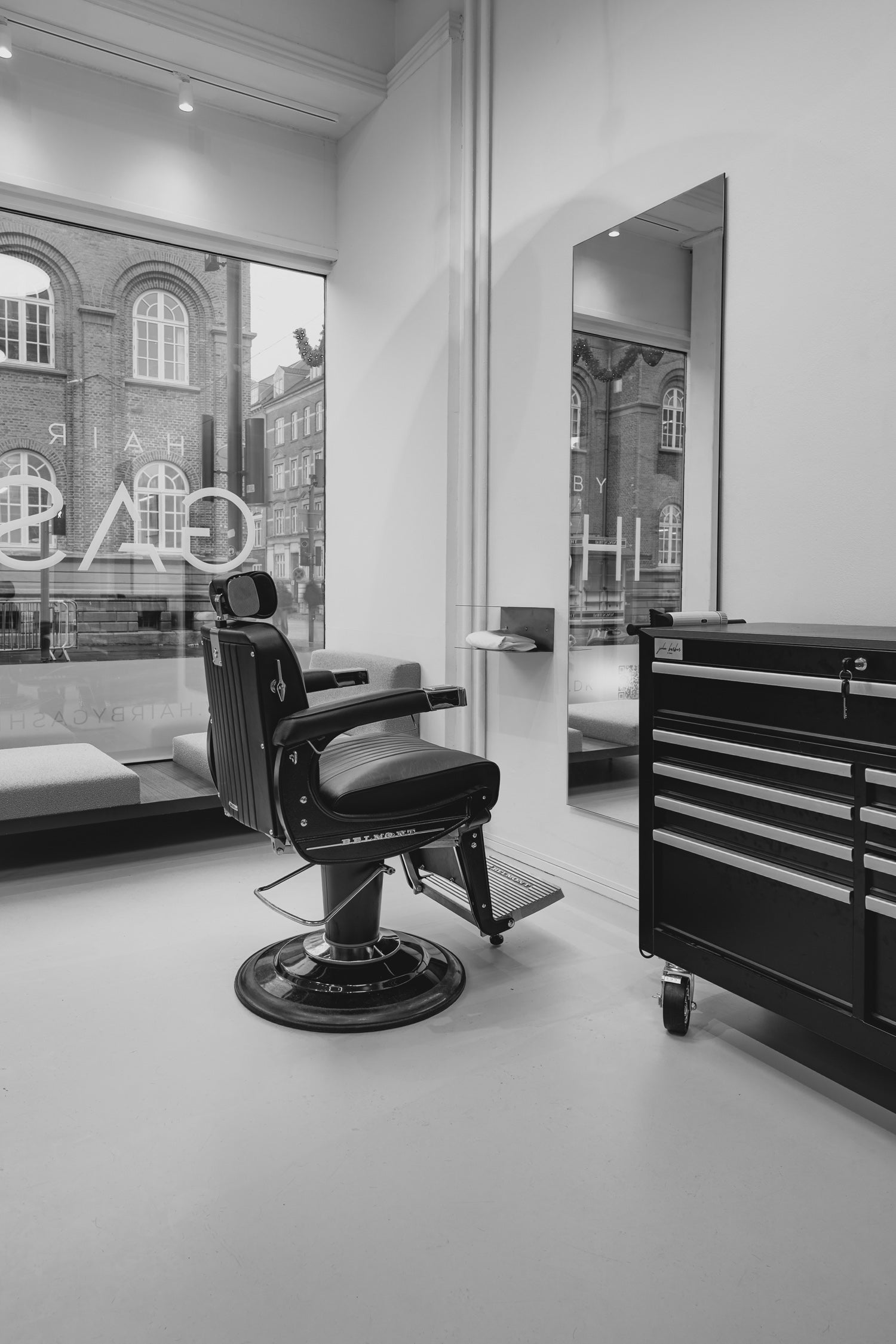 Apollo II Elite - Matte black barber chair with cast-iron frame
